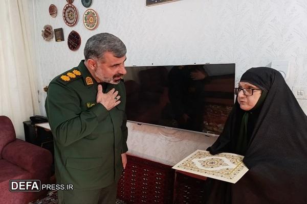 دیدار فرمانده سپاه نکا با خانواده شهید رسانه+ تصاویر