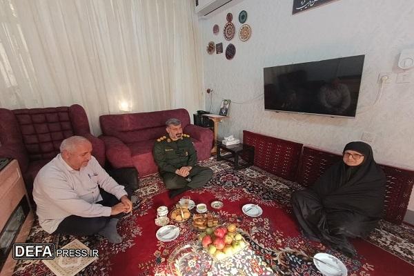 دیدار فرمانده سپاه نکا با خانواده شهید رسانه+ تصاویر