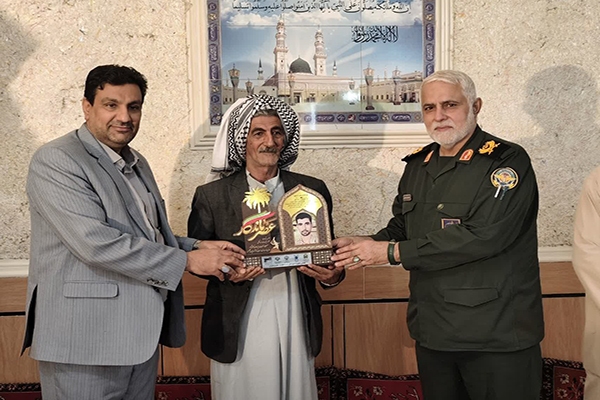 تکریم خانواده سرباز شهید مدافع وطن در روستای سویسه خوزستان