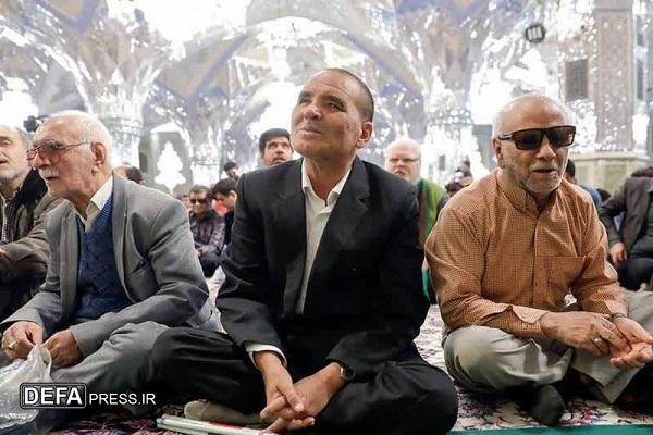 خدمت‌رسانی شبانه‌روزی خادمان حرم مطهر امام رضا (ع) به زائران روشندل 