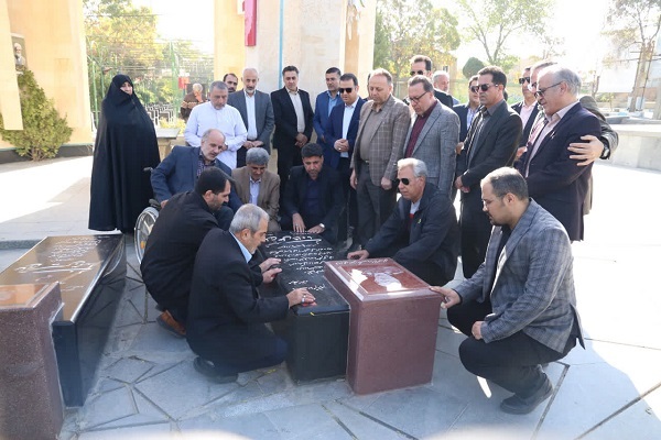 غبارروبی گلزار شهدا به مناسبت هفته تربیتبدنی و ورزش در همدان + تصاویر