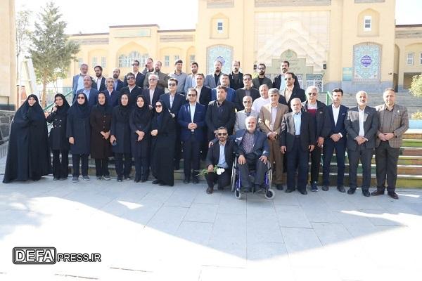 غبارروبی گلزار شهدا به مناسبت هفته تربیت‌بدنی و ورزش در همدان + تصاویر