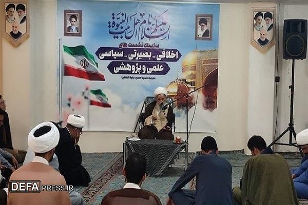 در عصر فناوری، تقوا و دانش دو بال پرواز طلبه برای رساندن پیام دین هستند