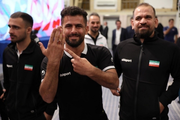 اهدای هدیه رهبر معظم انقلاب به ورزشکار کهگیلویه و بویراحمدی