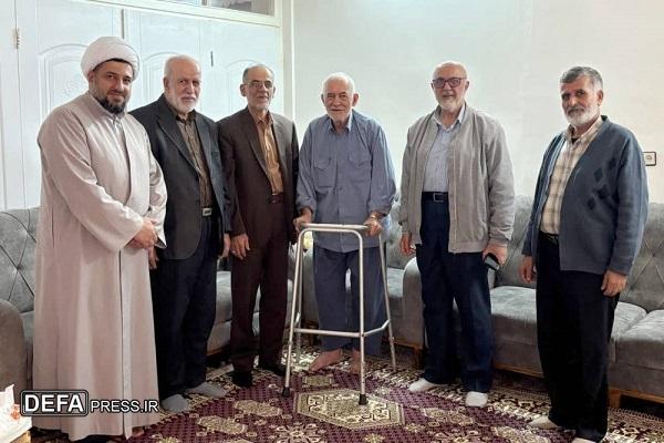 دیدار جمعی از فرماندهان با جانباز آملی