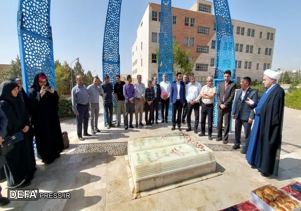 مراسم گلباران مزار شهدای گمنام در دانشگاه آزاد محلات به مناسبت هفته دفاع مقدس