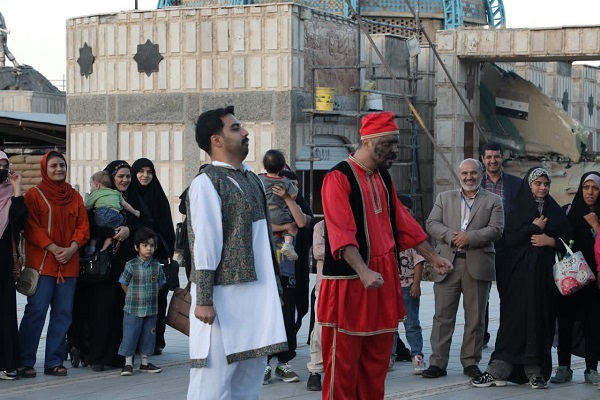 تصاویر/ اجرای نمایش خیابانی «سیاه جنگی» در همدان