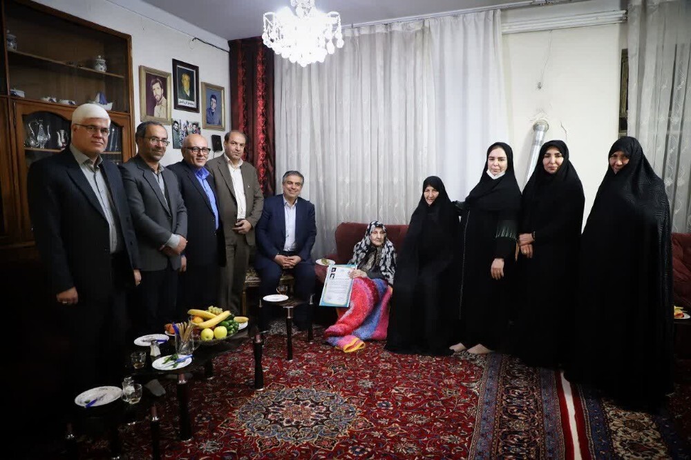 دیدار استاندار مرکزی با خانواده شهیدان والامقام حبیب و محمد صفری
