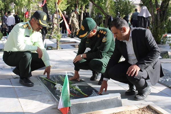 تصاویر / برگزاری آیین میهمانی لاله ها در گلزار شهدای شهرکرد