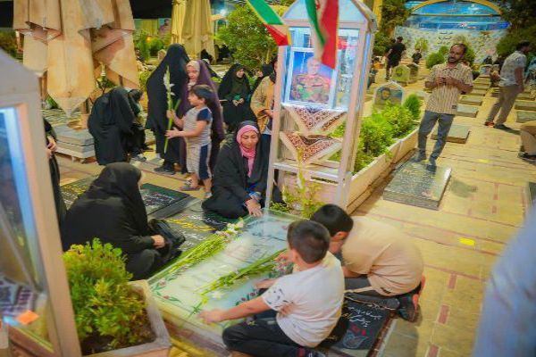 تصاویر/شب‌هایی به رنگ خاطره در گلزار شهدای کرمان