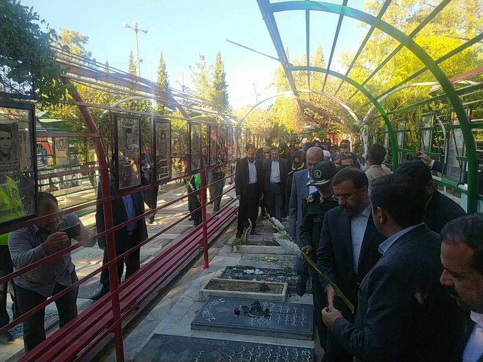 غبارروبی و گلباران قبور مطهر شهدا در شیراز