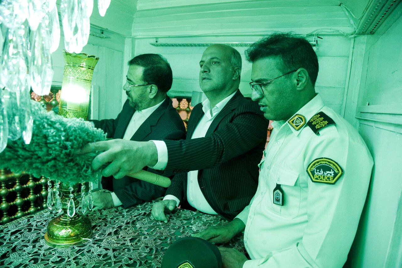 ضریح مطهر حضرت علی بن حمزه (ع) غبارروبی شد