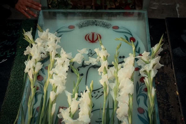 «مهمانی لاله‌ها» در گلزار شهدای کرمان برگزار شد+تصاویر