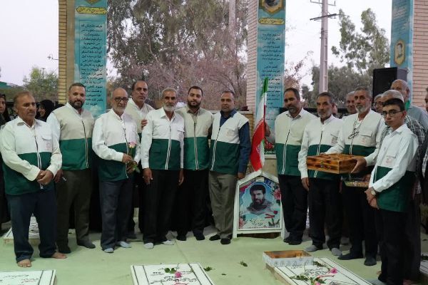 نصب بیرق رضوی در گلزارهای شهدای شهرستان کرمان برای نخستین‌بار در کشور آغاز شد