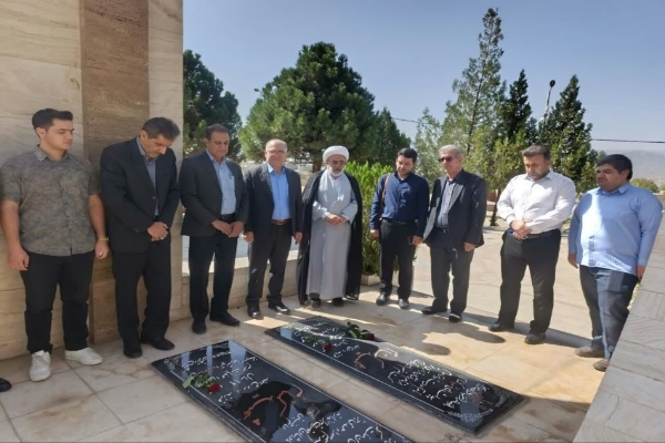 آیین غبارروبی و عطرافشانی مزار شهدای گمنام در دانشگاه‌های یاسوج+ تصاویر