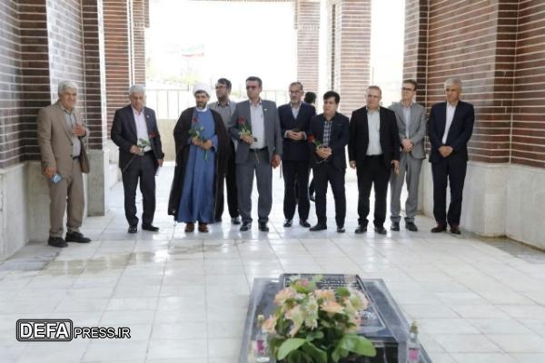 آیین غبارروبی و عطرافشانی مزار شهدای گمنام در دانشگاه‌های یاسوج+ تصاویر