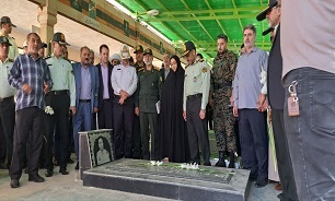 گلباران قبور مطهر شهدای خرم آباد، به مناسبت گرامیداشت چهل و پنجمین سالگرد دفاع مقدس+ تصاویر