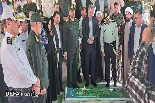گلباران قبور مطهر شهدای خرم آباد، به مناسبت گرامیداشت چهل و پنجمین سالگرد دفاع مقدس