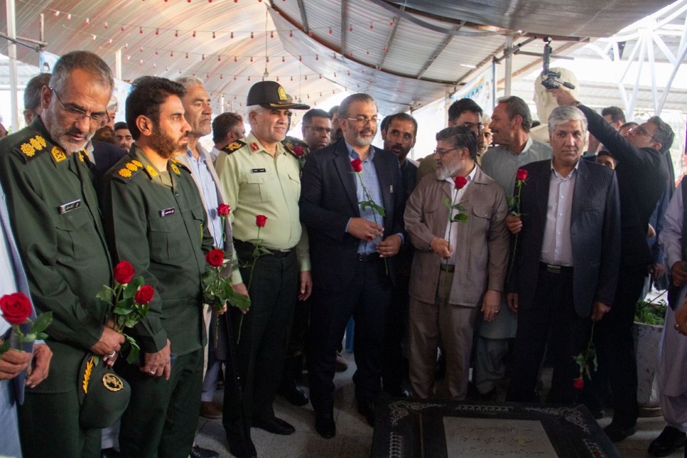 تصاویر / برگزاری مراسم معنوی مهمانی لاله‌ها بمناسبت هفته دفاع مقدس در گلزار شهدای زاهدان