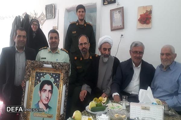 تجلیل مسئولان شهرستان اشتهارد از خانواده‌های معظم شهدا و ایثارگران