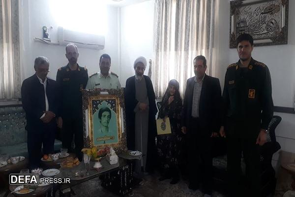 تجلیل مسئولان شهرستان اشتهارد از خانواده‌های معظم شهدا و ایثارگران