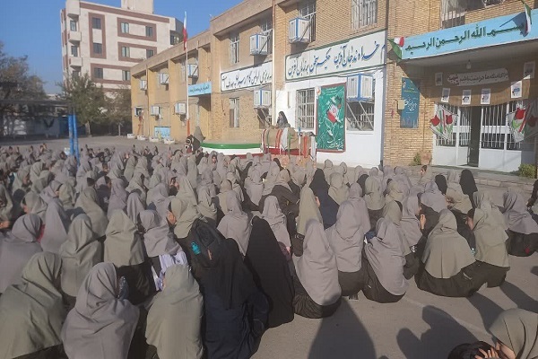 زنان پیشکسوت دفاع مقدس ارزش‌های ایثار را در مدارس کرمان زنده کردند+تصویر