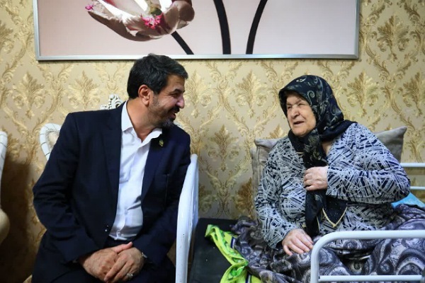 خانوادههای شهدا نماد فداکاری و ایمان هستند