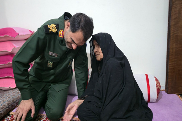 دیدار جانشین سپاه ثارالله کرمان با خانواده شهدا/ تکریم خانواده شهدا، مسئولیتی ملی و دینی