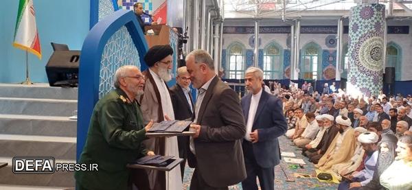 تجلیل از پیشکسوتان دفاع مقدس در نماز جمعه کرج همزمان با هفته دفاع مقدس