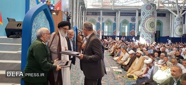 تجلیل از پیشکسوتان دفاع مقدس در نماز جمعه کرج همزمان با هفته دفاع مقدس
