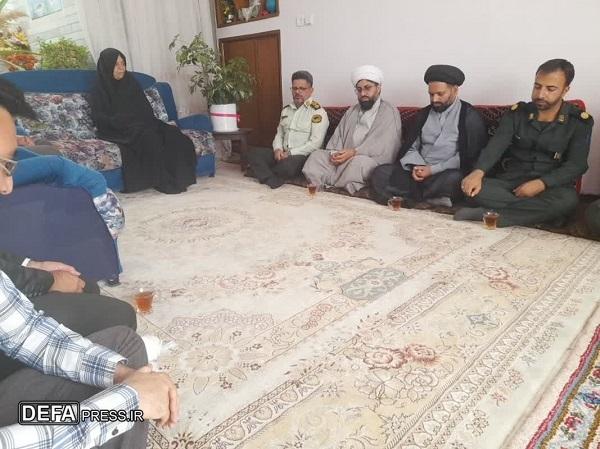 دیدار جانشین انتظامی زرند و هیئت همراه با خانواده شهیدان محمدی +تصاویر