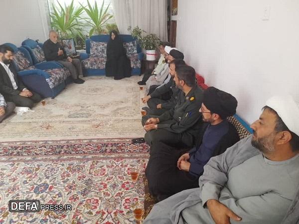 دیدار جانشین انتظامی زرند و هیئت همراه با خانواده شهیدان محمدی +تصاویر