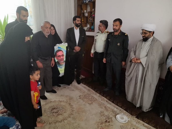 دیدار جانشین انتظامی زرند و هیئت همراه با خانواده شهیدان محمدی +تصاویر