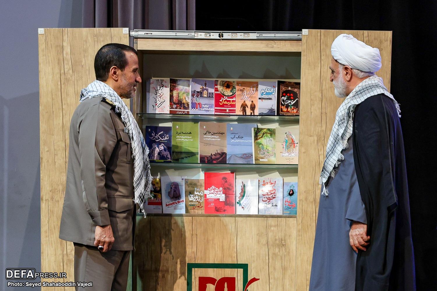 رونمایی از ۲۰ عنوان کتاب جدید در عرصه دفاع مقدس/ لباس خادمی راویان دفاع مقدس به رئیس قوه قضائیه اهدا شد
