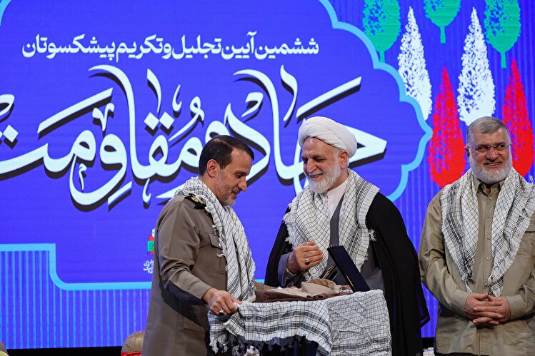 نشان و لباس خادمی شهدا به رئیس قوه قضائیه اهداء شد