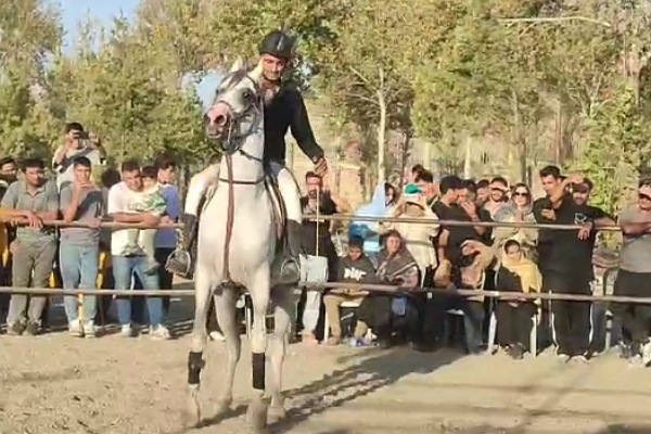 فیلم/ برگزاری همایش سوارکاری به مناسبت هفته دفاع مقدس در نهاوند