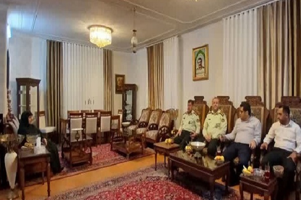دیدار جانشین فرماندهی انتظامی استان کرمان با خانواده سردار شهید «زنده‌روح»