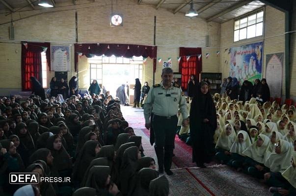 فرمانده انتظامی استان کرمان فرزند شهید «برزگرپور» را در آغاز سال تحصیلی بدرقه کرد+تصاویر