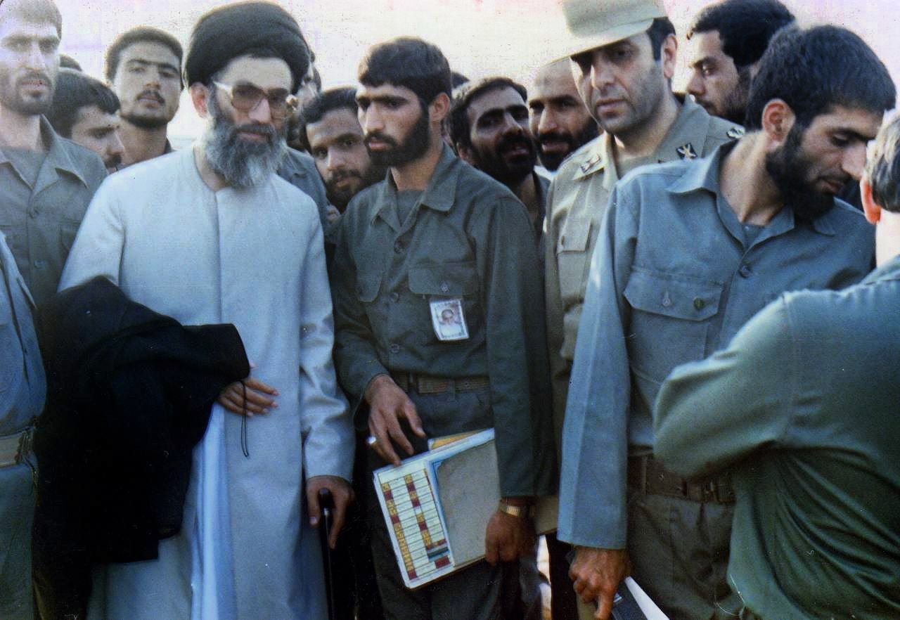 سرداران حسن طهران مقدم و محمود باقری در کنار امام خامنه ای در دوران دفاع مقدس
