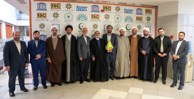 اهدای پرچم کنگره جهانی محمد (ص) به نمایندگان اعتاب مقدس کشور