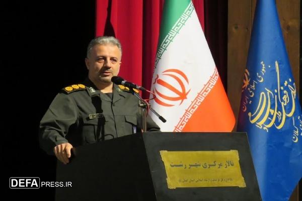 کارمندان در خط مقدم مدیریت جهادی و مقاومت فرهنگی ایستاده‌اند