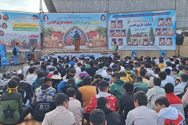 تصاویر/ بازدید زائرین راهیان نور شهرستان‌ها از نمایشگاه دفاع مقدس اردبیل