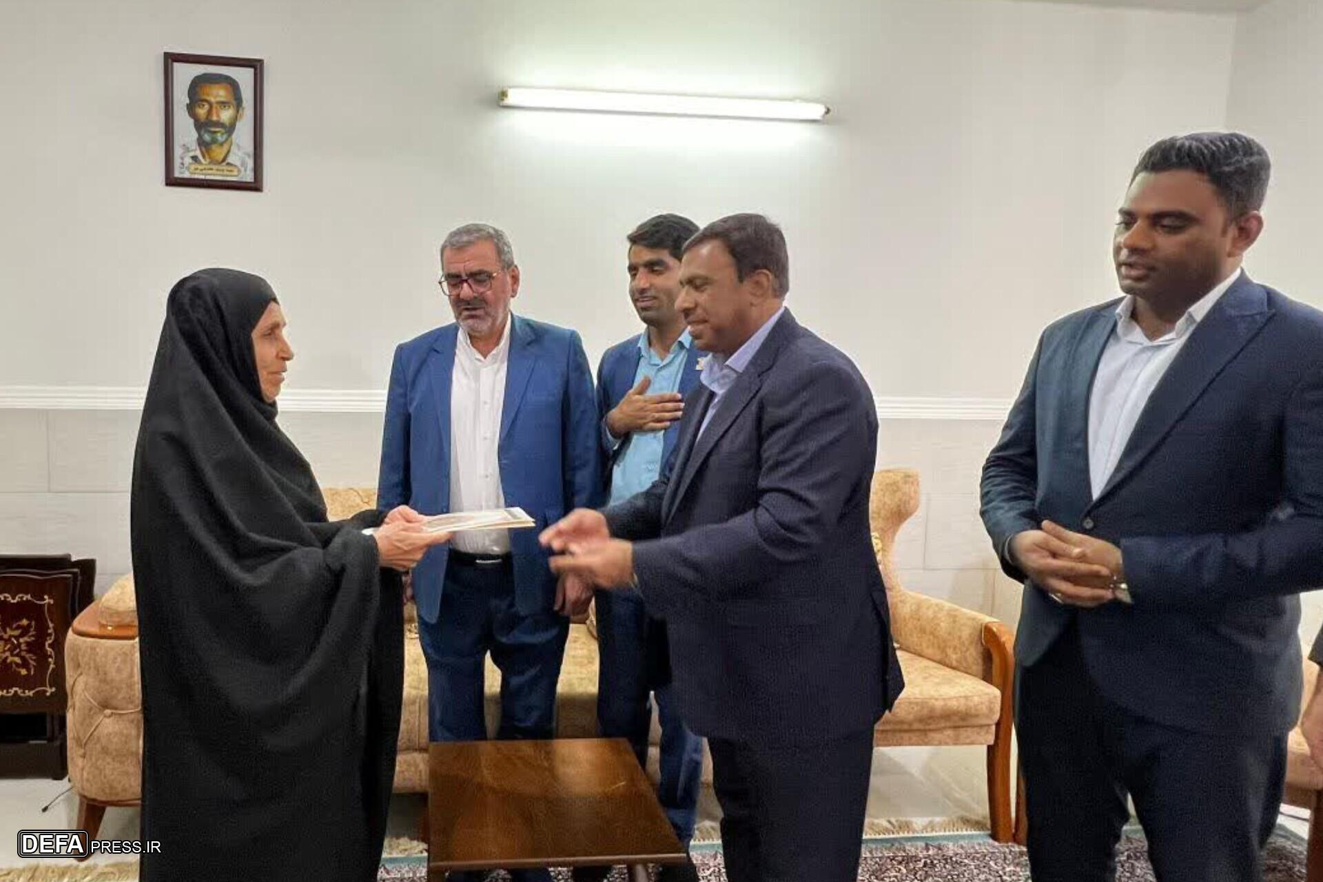 دیدار فرماندار شهرستان بندرعباس با خانواده شهید یوسف عابدینی پور