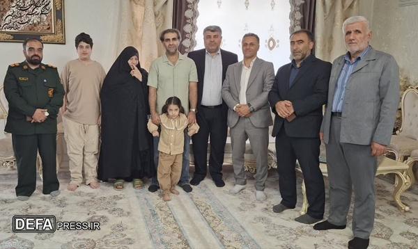دیدار فرماندار ساوجبلاغ با خانواده‌های معظم شهدا و ایثارگران در هفته دفاع مقدس