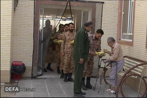 سربازان یزدی در هفته دفاع مقدس میهمان سالمندان شدند