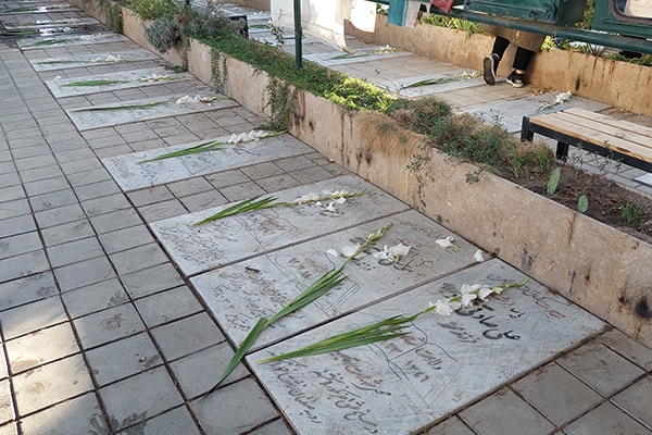 آئین میهمانی لاله‌ها و گلباران مزار شهدا در کرج