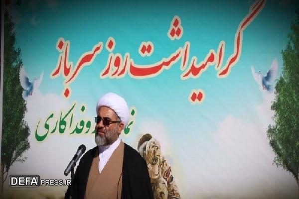 سربازان با جان و دل از امنیت و آرامش مردم پاسداری می‌کنند
