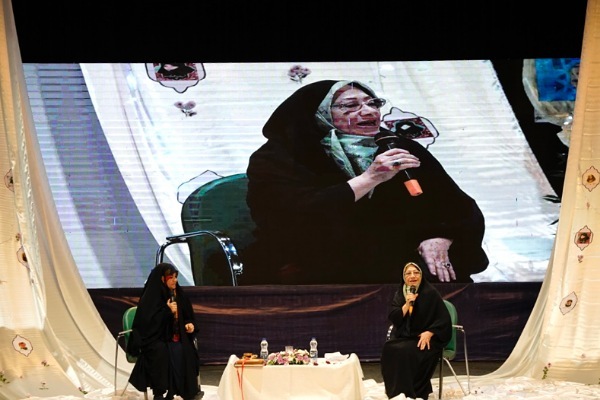 تصاویر/ برگزاری نشست «بی‌کرانه‌ها» در همدان