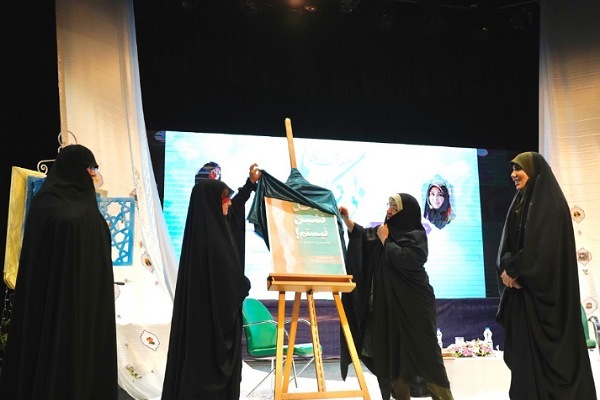 تصاویر/  رونمایی از کتاب «ساحل‌نشین نیستم» در همدان