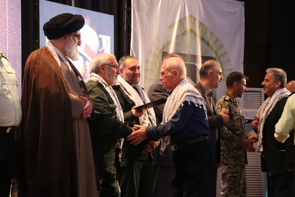 تجلیل از ستارگان خاموش دفاع مقدس؛ مشعل مقاومت همچنان روشن است